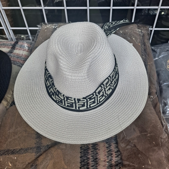 Straw hat - Picture 1 of 3